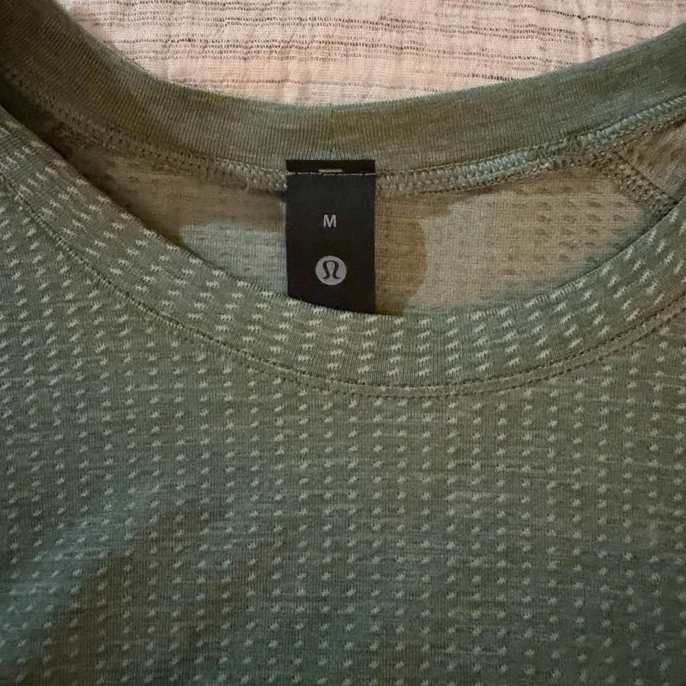 Lululemon metal vent long sleeve - Picture 2 of 3